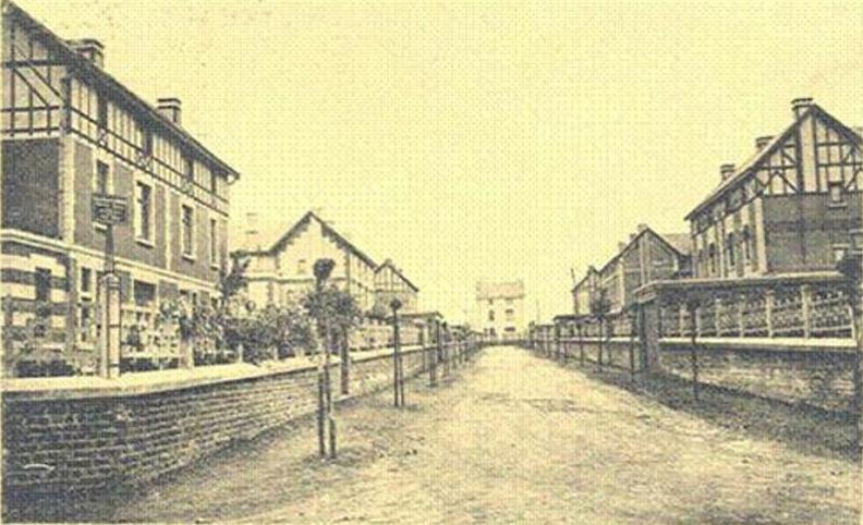 Vers 1950, la direction des F.A.C.E.J (Forges et Ateliers de Constructions Électriques de Jeumont)
crée cette avenue pour y loger des ingénieurs.
Aujourd’hui, ces belles bâtisses appartiennent à des particuliers.
Photo prise vers 1960. Fournier_001.jpg