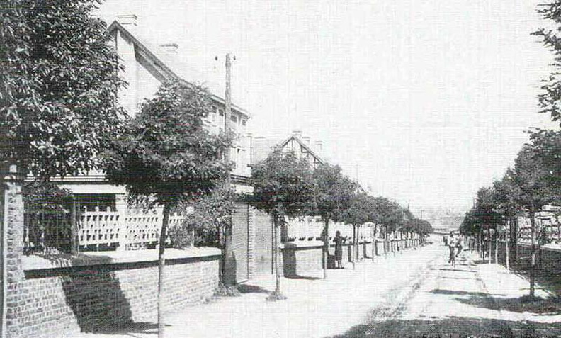 Nous voici sur le haut de cette jolie avenue Fournier qui bizarrement se termine en cul de sac.
Photo prise vers 1960. Fournier_002.jpg