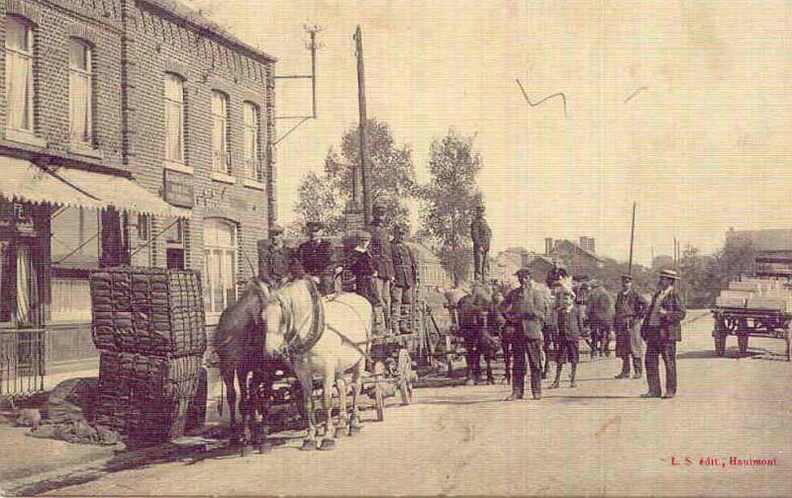 Les douaniers fouillent le chargement d'une charrette devant le bureau de douane rue d'Erquelinnes.
Photo prise vers 1910. Douane__La_Frontiere_002.jpg