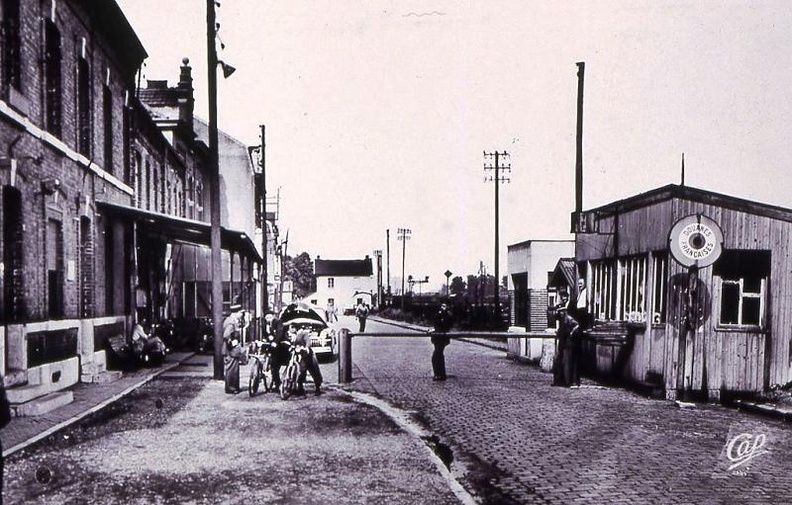 Sur cette photo il y a trois aubettes et une barrière amovible.
Sur la gauche les douaniers contrôlent les cyclistes.
Photo prise vers 1950.
Douane__La_Frontiere_005.jpg