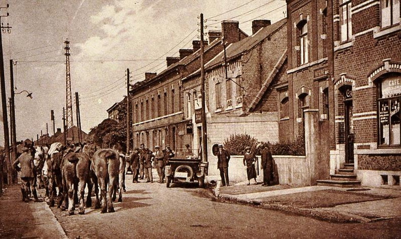 A droite, un café, puis l'imprimerie Wattier .
Les douaniers procèdent à l'identification des animaux.
Photo prise vers 1920.
Douane__La_Frontiere_021.jpg