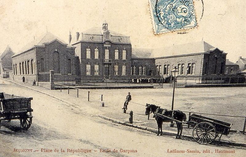 L'école des garçons,fut ouverte en 1883.
Elle était bâtie sur un terrain acheté à la famille Arnould.
Au premier plan on aperçoit une pompette à tirette, une charrette tirée par un cheval ainsi qu'un lampadaire à gaz.
Sur la gauche,on peut voir l'arrière d'un benar chariot à quatre roues .
Au centre de l'école, la bâtisse servait de logement au directeur ainsi qu'à certains instituteurs.
La place s'appelait alors place du marché et fut baptisée par la suite place de la République.
Photo prise vers 1900.
Ecole_001.jpg