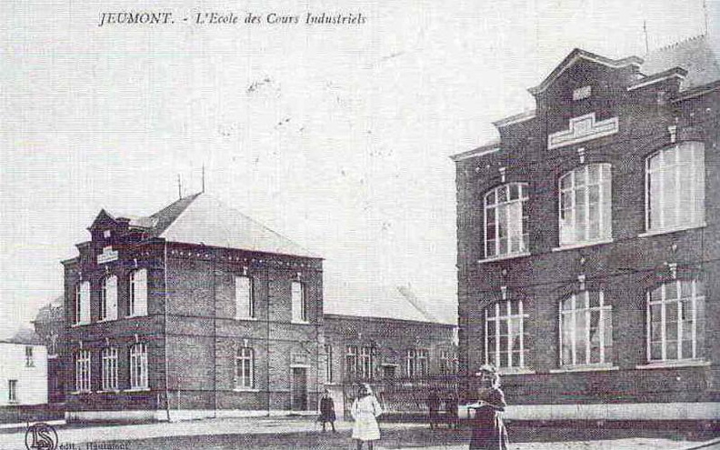 l'école a changé de visage.
Les deux nouveaux bâtiments ont été construits après 1910 devant l'école, ils étaient destinés à accueillir les cours du soir suite à l'avènement de l'industrie dans le Bassin de la Sambre.
Notons que cette école avait une très grande et très bonne renommée.
De nombreux employés du Bassin de la Sambre y ont suivi des cours de perfectionnement afin d'en sortir pour beaucoup cadres.
Photo prise vers 1920. Ecole_005.jpg