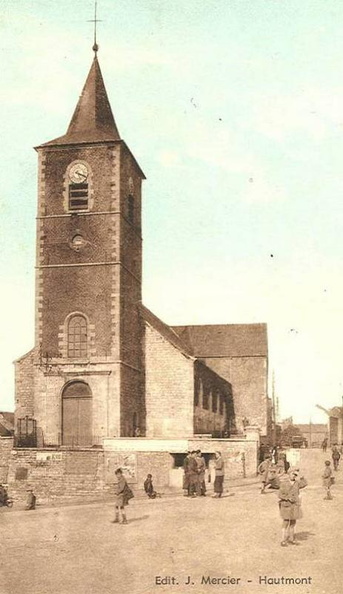 L'église est agrandie, on remarque qu'un portail était installé à gauche de celle-ci.(peut être pour délimiter le cimetière)
Photo prise dans les années 30. Eglise_007.jpg