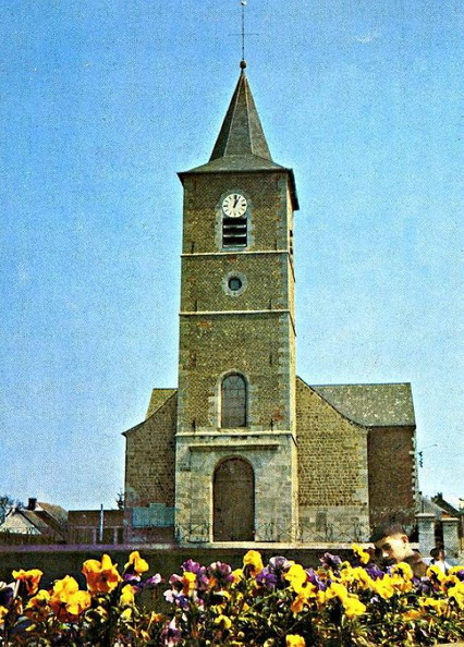 Jolie prise de vue sur laquelle on distingue sur l'aile gauche de l'église
la plaque commémorative des enfants morts pour la patrie .
On remarque que le parvis de l église a été aménagé.
Photo prise vers 1980. Eglise_009.jpg