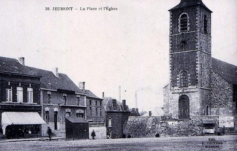 Sur cette photo on voit très bien la baraque à Jules .
La maison avec l'auvent était un commerce de prêt à porter, la grande maison
Les usines tournent, les cheminées fument!
Photo prise vers 1935.
Eglise_012.jpg