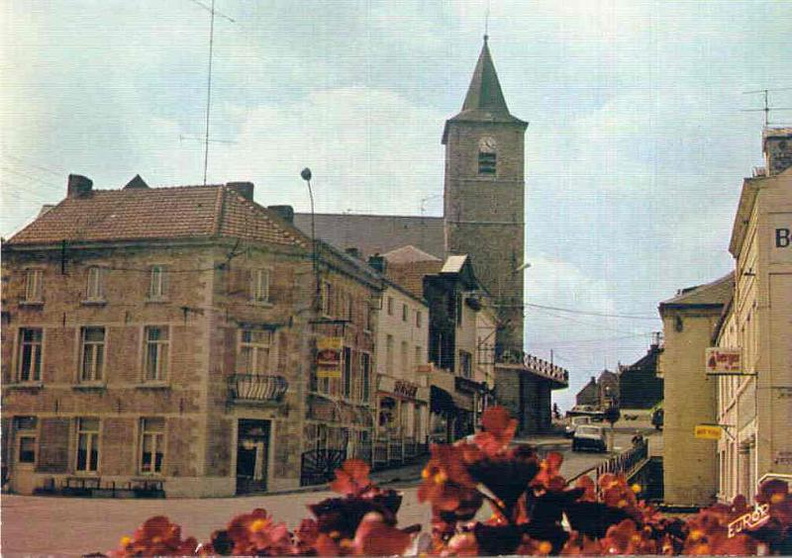 Photo de l'église prise du pont de Sambre.
Sur la gauche on aperçoit l'Hôtel de Paris qui fut avant cela la première agence en douanes de Jeumont.
Sur la droite se tenait la boucherie Caplain .
La rue Jean Jaurés était à double sens.
Le commerce à la façade blanche était une boutique de machines à coudre, laine etc, Singer .
Photo prise vers 1980. Eglise_014.jpg