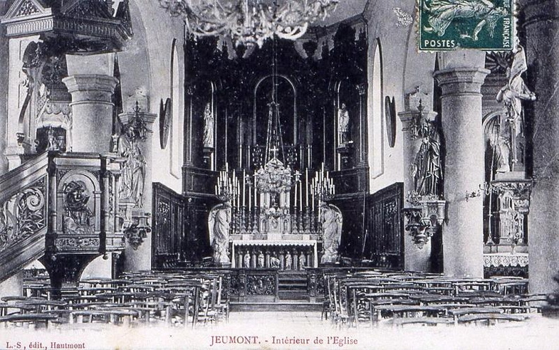 Sur cette carte on aperçoit deux anges devant l'autel orné de statues de bois.
Il fut détruit en 1970.
Photo prise avant 1929. Eglise_002.jpg