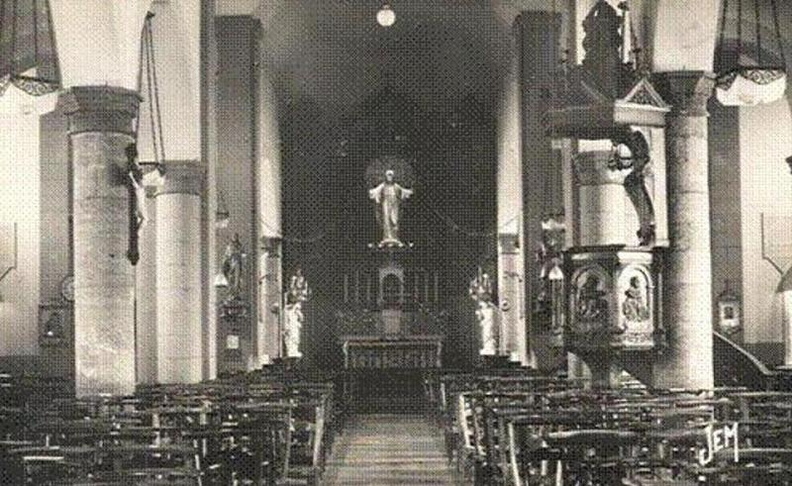 Les prie-Dieu étaient nominatifs ;(gare à celui qui se serait permis de s'asseoir sur celui du voisin !)
Le Sacré-Cœur fut posé en 1937 ; il est l’œuvre du sculpteur Albert Wargnies, originaire de Jeumont.
Photo prise vers 1950. Eglise_006.jpg