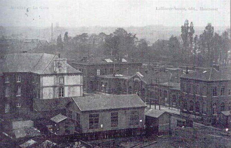 Vue aérienne du quartier de la gare montrant l'arrière de l'Hôtel du 19éme
et la gare sous un autre aspect.
Photo prise vers 1890. Gare_008.jpg