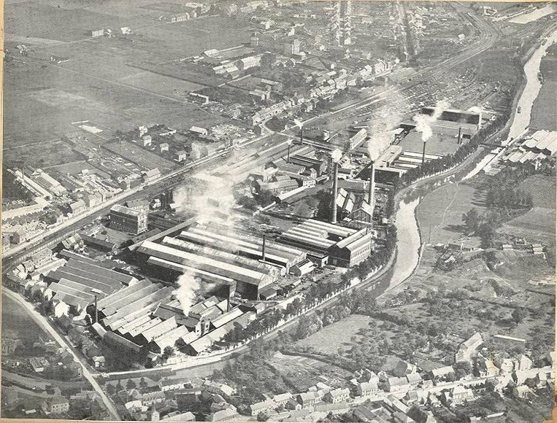 Voici une vue aérienne de l'ensemble des usines.
En bas se trouve la rue Faidherbe, on distingue le clocher de l'église.
Les bâtiments du premier plan, là où la cheminée fume, appartenaient à la Fonderie et Aciérie de Sambre et Meuse.
Au deuxième plan se trouvent les bâtiments des F-A-C-E-J et de la Câblerie.
Photo prise vers 1933. Industrie_029.jpg