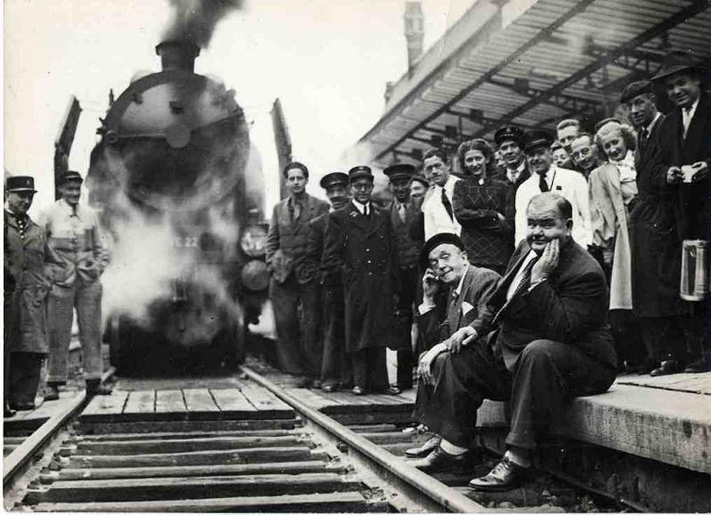 Voici les célèbres Stan Laurel et Oliver Hardy, de passage à Jeumont ils amusent les voyageurs.
Photo prise ?
Gare_006.jpg