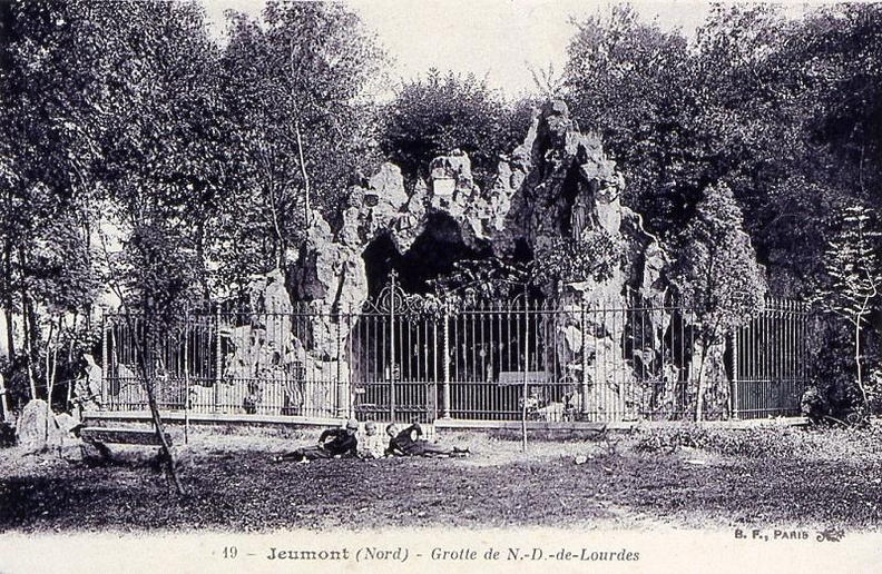 La paroisse possédait une magnifique reproduction de la grotte de Lourdes qui fut bénie le 22 juin 1890.
Elle se trouvait en contre-bas du vieux cimetière prés de la Sambre.
Photo prise vers 1900. Eglise_001.jpg