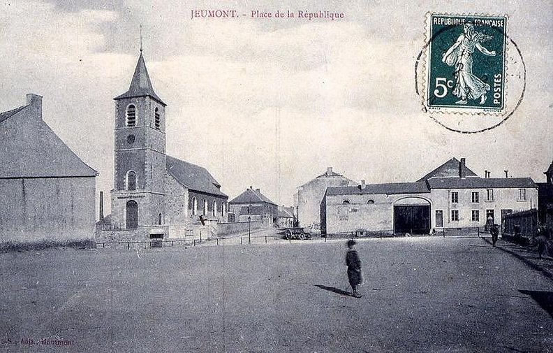 Voici le début de la rue Faidherbe avec sur sa droite les bâtiments de le ferme Berger.
Cette photo fut prise du fond de la place ; on aperçoit également les grilles de l'école du Centre.
Photo prise début 1900. Republique_01.jpg