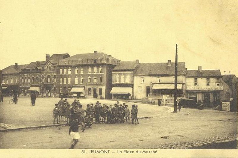 Les enfants posent pour le photographe avant de rentrer en classe.
Photo prise vers 1900. Republique_02.jpg