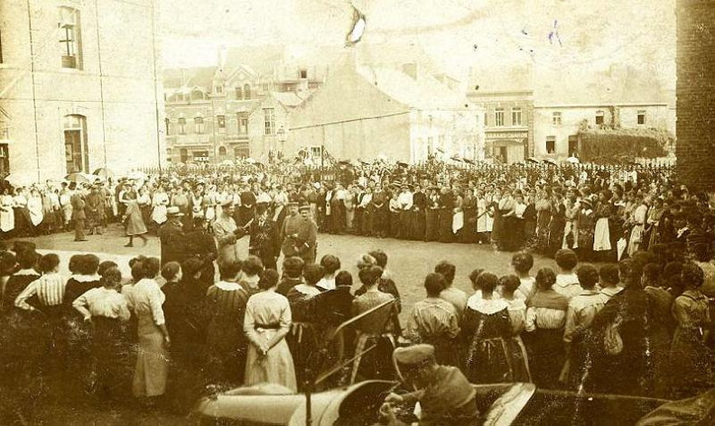 Rassemblement des femmes dans la cour de l'école du Centre sous les ordres des Allemands.
Celles-ci sont destinées à travailler pour l'occupant.
Au premier plan se trouve la voiture de l'officier Allemand.
Photo prise pendant la guerre 1914-1918. Republique_05.jpg