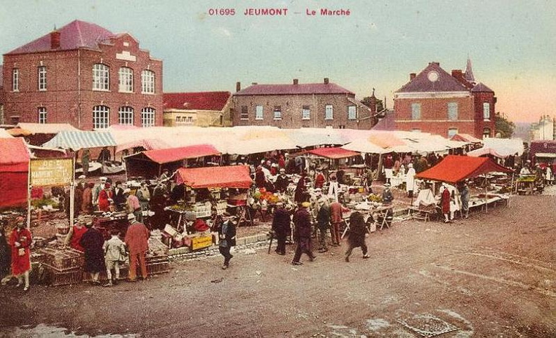 Affluence au marché.
Les stands ont remplacé les charrettes.
La maison du charpentier et de la ravaudeuse a disparu.
La capacité de la place a doublé par rapport à la photo N°6.
Photo prise vers 1950. Republique_07.jpg