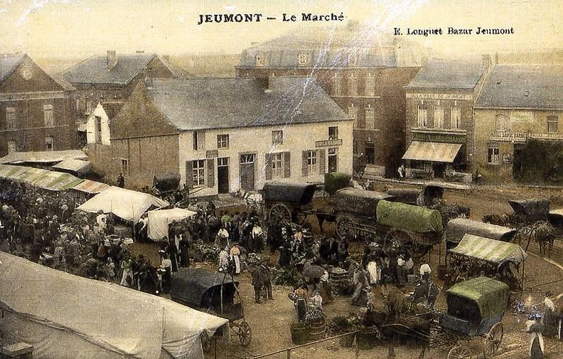 Sur cette vue on distingue très bien la maison centrale qui abritait le charpentier ; a l’extrême gauche,la maison avec le petit hublot muré et aujourd’hui la banque Crédit Mutuel .
Photo prise vers 1890. Republique_10.jpg