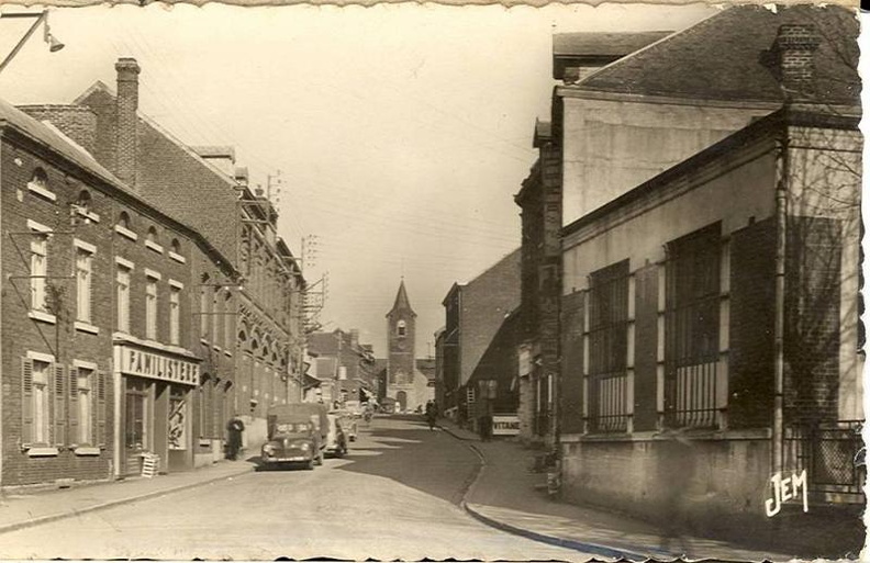 A gauche on aperçoit le Familistére , une épicerie ouverte de 1926 jusqu'au début des années 1980.
En face on distingue l'hospice, devenu depuis une maison d'accueil spécialisé.
Notons qu'à cette époque la circulation était à double sens.
Photo prise entre 1950 et 1960.
Despret_001.jpg