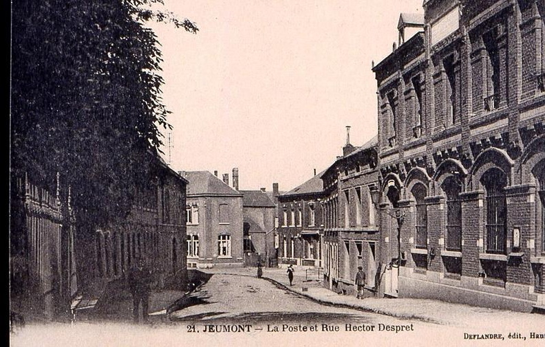 Au premier plan à droite se trouve la poste.
En bas, ce sont des logements de particuliers qui ont été détruits dans les années 1970 pour laisser place au Boulevard de Lessines.
Photo prise avant 1914. Despret_004.jpg