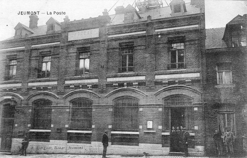 A cette époque, les employés de la poste portaient un uniforme.
Sur la toiture on aperçoit une partie de l'antenne du télégraphe.
Photo prise entre 1910 et 1920 Despret_007.jpg
