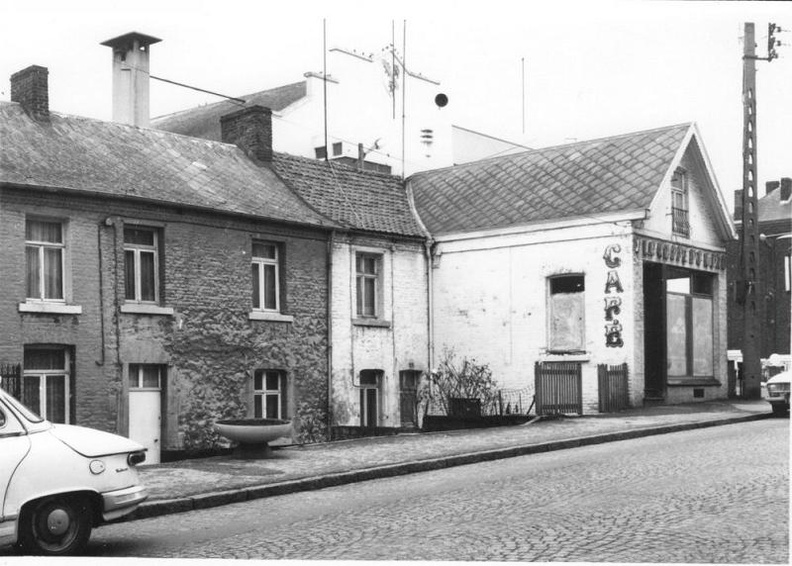 Au dessus du café à la chope du Nord on aperçoit la toiture du centre culturel André MALRAUX.
Photo prise entre 1970 et 1975 Despret_017.jpg