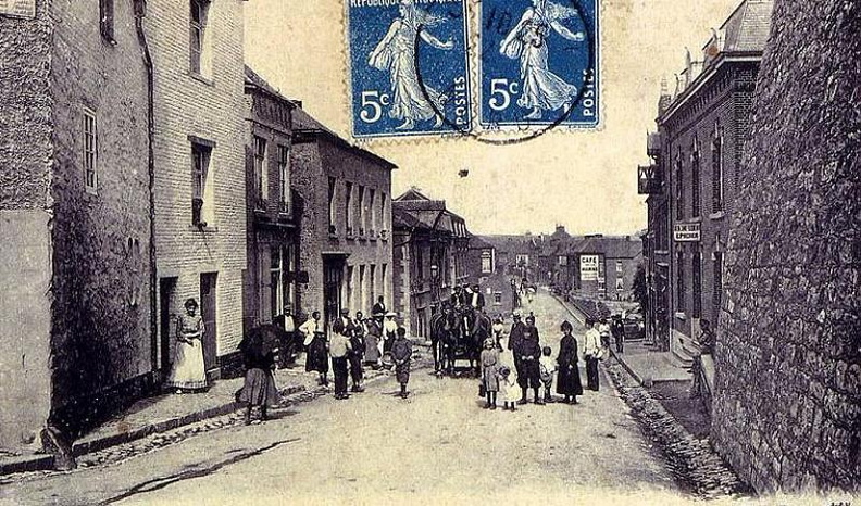 Sur cette photo il n 'y a pas de douanier sur le mur de gauche comme sur la photo n°3 .
La pharmacie n'existait pas .
Il y avait une épicerie sur la droite.
Photo prise vers 1900.
Jaures_04.jpg