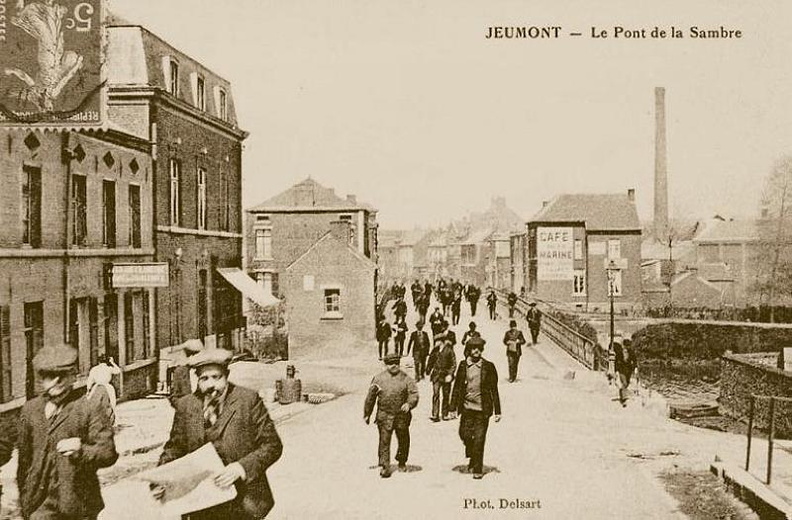 Voici la sortie des usines,on distingue au centre la baraque des douaniers, un auvent indique la boucherie Souvart .
Sur la droite un accès à la Sambre.
Photo prise vers 1900. Jaures_06.jpg