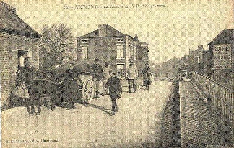 Les charrettes sont contrôlées par les gabelous (douaniers)postés à la frontière.
Photo prise vers 1900. Jaures_11.jpg
