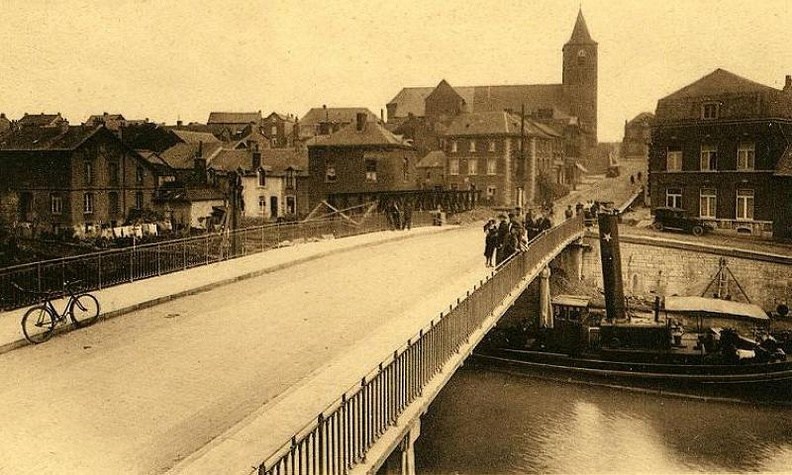 Un remorqueur s’apprête à passer sous le pont.
Il devra baisser sa cheminée.
En arrière plan on aperçoit les restes du pont provisoire.
Photo prise vers 1935. Jaures_13.jpg