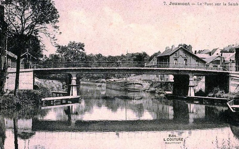 Voici le nouveau pont posé en 1935.
Le génie Français le fera sauter de nouveau le 16 mai 1940 à 5 heures du matin, pour empêcher l'avancée des troupes allemandes.
Photo prise vers 1935.
Jaures_14.jpg