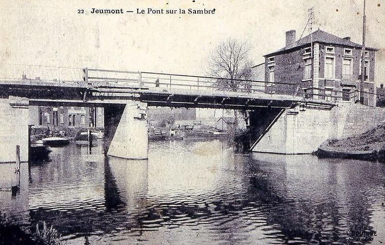 Toujours le pont, on remarque que la pilastre centrale est détériorée.
Photo prise au début de la guerre 1914_1918. Jaures_18.jpg