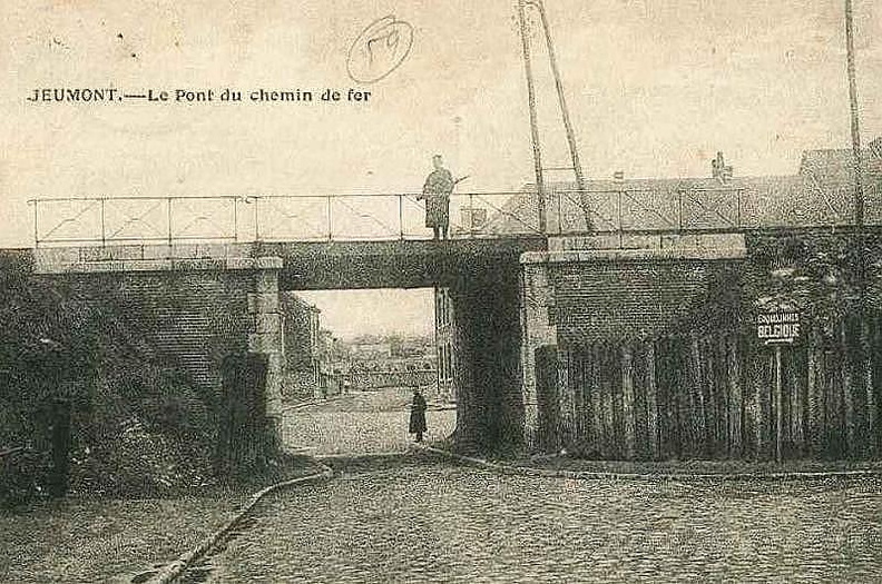 Sur cette photo on peut lire le panneau Erquelinnes Belgique .
La rue est pavée.
Deux soldats Allemands montent la garde sur le pont.
Photo prise pendant la guerre 1914-1918.
Jaures_33.jpg