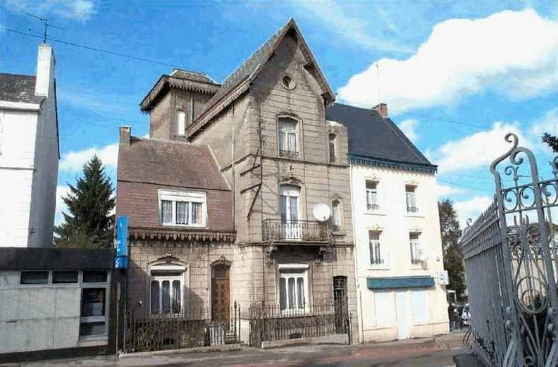 La maison appartenait au dentiste Rampanaux; sur la gauche se tient aujourd’hui le Crédit du Nord.
Sur la droite, on aperçoit les grilles du château Dussart, devenu la perception puis aujourd’hui la propriété du kinésithérapeute Monsieur Descamps.
Photo prise vers 2000. Blum_009.jpg