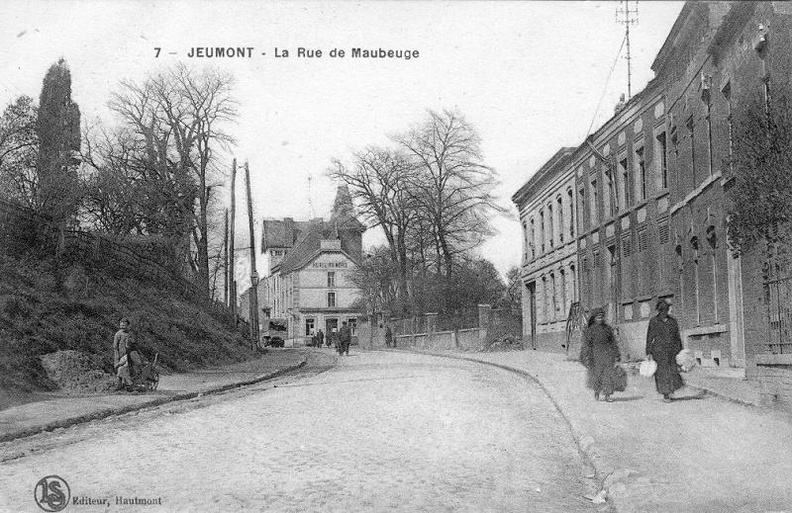 Sur la gauche, un couple vient chercher des cailloux avec une brouette.
A droite, deux dames se promènent.
Sur la droite se trouvait la banque « Pierrard ».
La grande maison blanche était un établissement de produits à polir tenu par la famille Rousselle , puis par la famille Honquelet .
Ce commerce travaillait beaucoup avec les marbriers de la ville.
Il est aujourd’hui transformé en appartements et appartient à un bailleur social.
Photo prise vers 1900. Blum_013.jpg