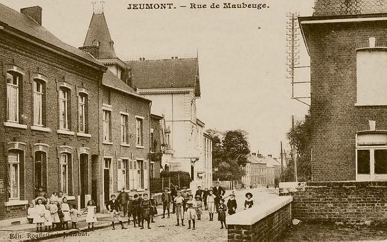 Au 1er plan à droite, une belle grande bâtisse privée.
On distingue très bien le poteau télégraphique.
Au 1er plan à gauche des maisons particulières.
A l'emplacement de la grille se trouve aujourd'hui le Crédit du Nord.
La grande bâtisse blanche était occupée dans les années 40 par le dentiste Moïse Rampanaux.
Les enfants posent fiers au milieu de la route sans se soucier des voitures.
Ils devaient être conviés par le photographe pour animer sa carte postale.
Photo prise vers 1900. Blum_016.jpg