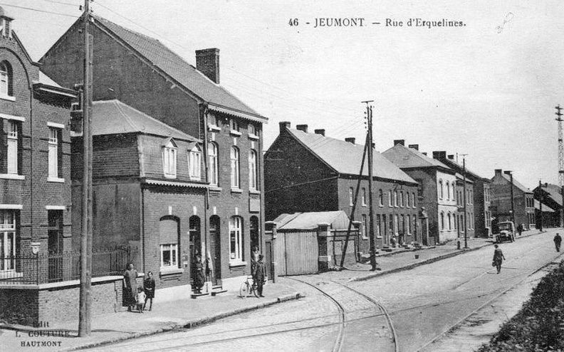 Sur la route on distingue les embranchements particuliers des Chemins de Fer du Nord qui se dirigeaient l'un vers
les laminoirs, l'autre vers la marbrerie Rombeau Roland .
Photo prise vers 1930. Rue_d_Erquelinnes_001.jpg