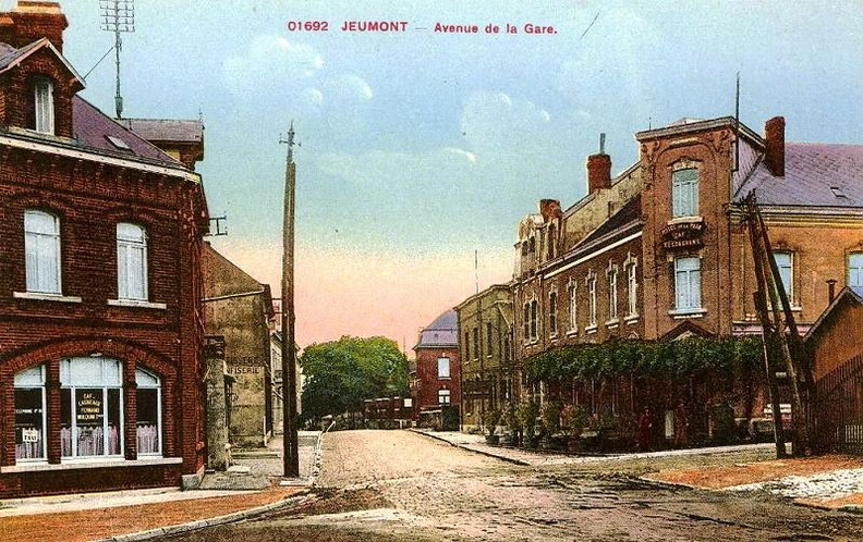 Cette carte est en couleur!
Le café de Paris portait le nom de Lagneaux,Flamand .
On distingue une Pâtisserie,confiserie.
Sur la droite,l’Hôtel de la paix n'a pas encore sa grande enseigne.
La rue est très boueuse certainement enneigée.
A droite, le poteau électrique est monté en triangle ;
cela servait à contrebalancer l'effet de traction.
Photo prise vers 1900.
Gare_006.jpg