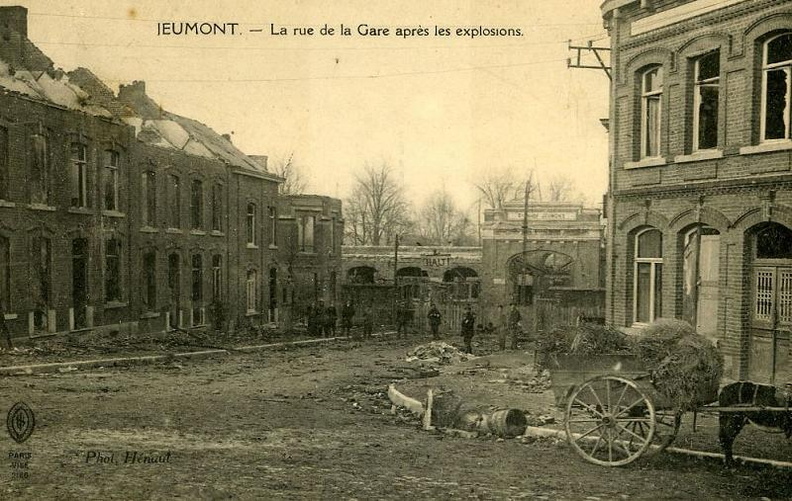 Voici la gare après les explosions.
Que de dégâts!!!
Hé oui,dans la nuit du 10 au 11 novembre 1918,les Allemands ont fait sauter plusieurs trains remplis de
munitions qui se trouvaient en Gare de Jeumont.
Le rapport de la Mairie,déclare que 34 maisons furent incendiées,27 étaient inhabitables,et 86 fortement
dégradées (toitures soufflées,vitres explosées,murs fissurés etc )
Photo prise peu de temps après celles-ci.
Gare_016.jpg